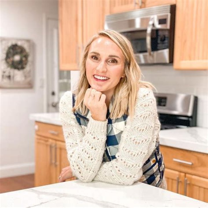 Julie Deru Net Worth